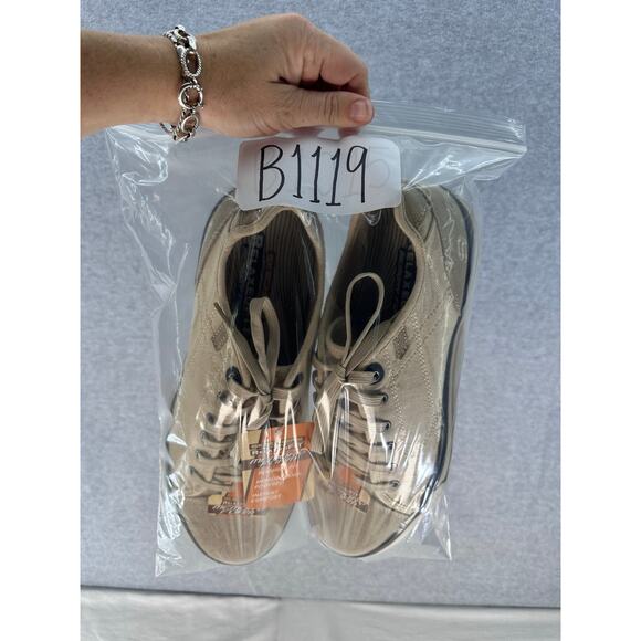 Sketchers Men's sz 11 Relaxed Fit Memory Foam NWT Neutral Canvas Suede Sneaker - Picture 9 of 9